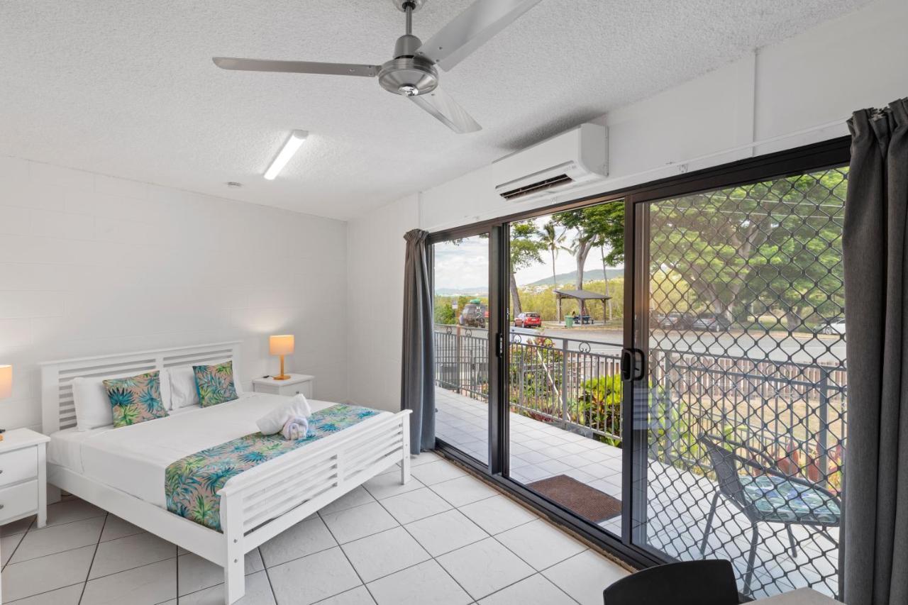 Whitsunday Waterfront Apartments Airlie Beach Exteriör bild